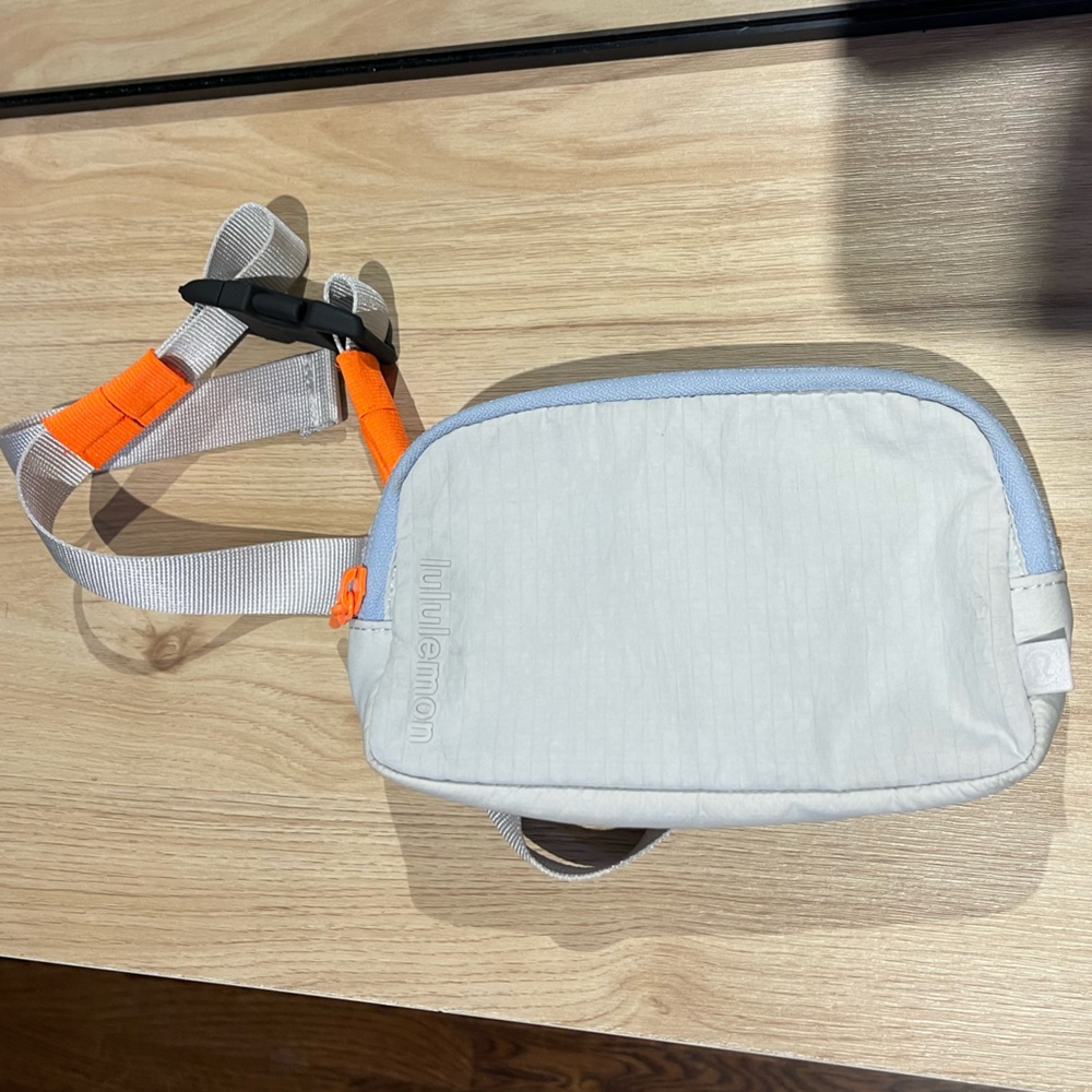 Lululemon mini everywhere belt bag vapor